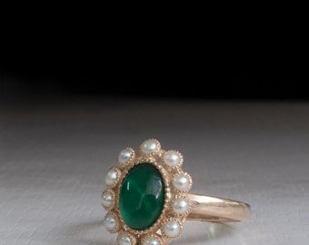 Emerald and pearl Ring - engagment ring - petal ring - victorian ring - princess diana ring - Gold ring - real pearls - Green Stone - 14K