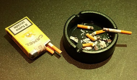 Ashtray with three cigarette butts and a burning cigarette 1/6 scale Miniature Diorama Hot toys accessories