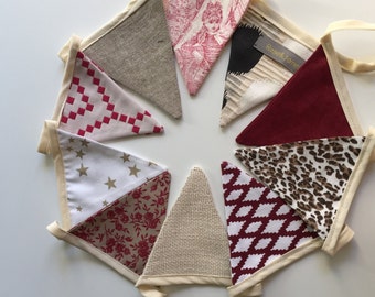 beige and bordeaux pennants/flags in tissue Garland
