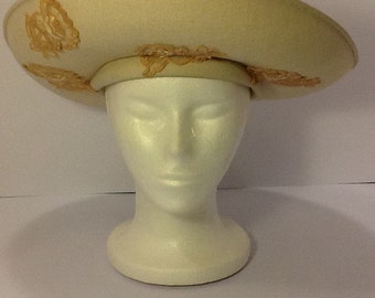 Cream (ecru) brimmed vintage hat with flower appliqués.