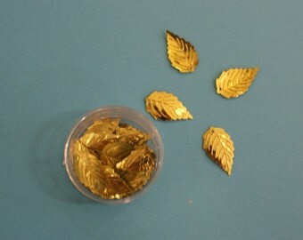 Vintage Leaf Sequins iridescent white - yellow brass color 36 pcs pailettes paiette