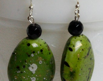 DROP EARRINGS IN olive green with speckles