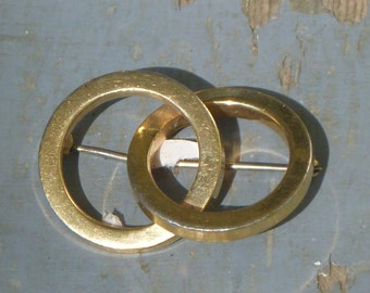 Interlocking circles brooch