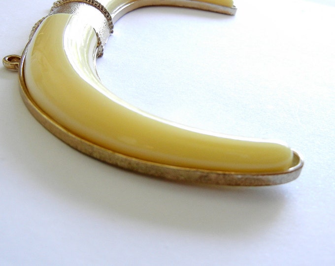 Primitive Tribal Pendant Horn Shaped Ivory Acrylic Gold-tone Double Link