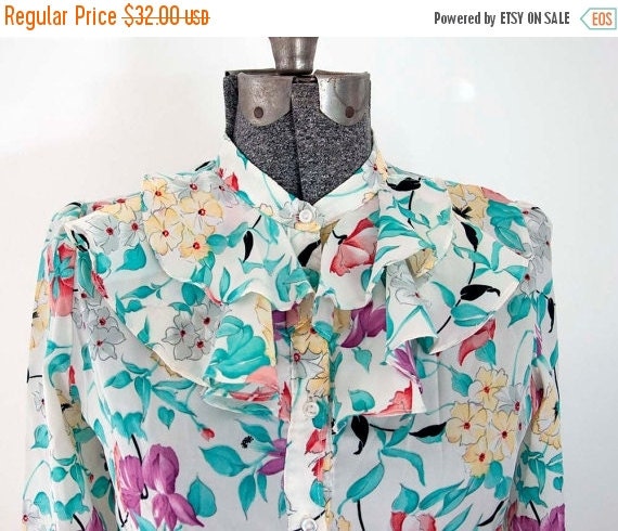 SALE 40% Off 70s Vintage Ruffle Collar Watercolor by heirravintage