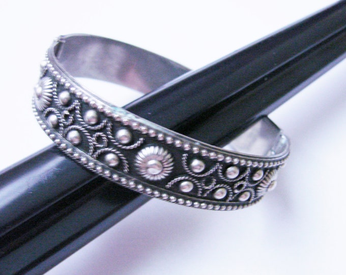 Ornate Boho Beautifully Textured Silver Artisan Bangle Bracelet / Vintage Jewelry / Jewellery