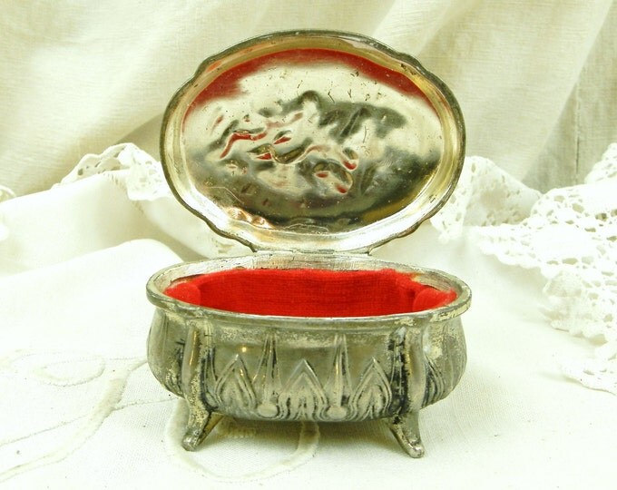 Vintage French Metal Trinket Box Depicting a Romantic Scene / French Country Decor / Retro Home Interior / Brocante / Love / Shabby Chic