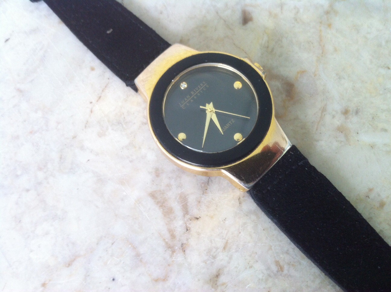 Chic Vintage Womens Watch Joan Rivers gold round black