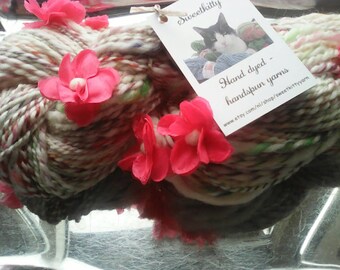 Handspun art yarn with flowers