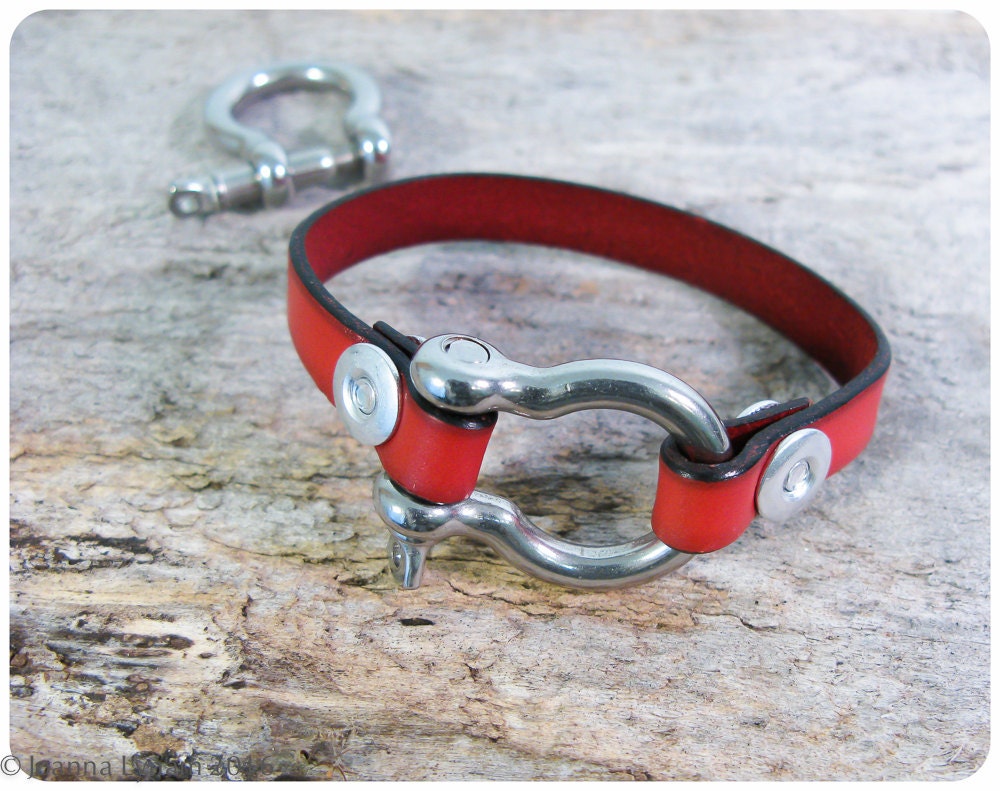 Sailing Bracelet. Bow Shackle bracelet. Red Leather bracelet.