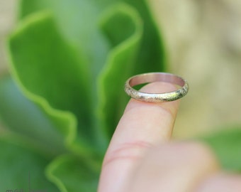 Wedding band in white gold 18 carat, Modern wedding ring, Delicate ring, Textured band, Meteorite ring, French handmade, Women Men ring
