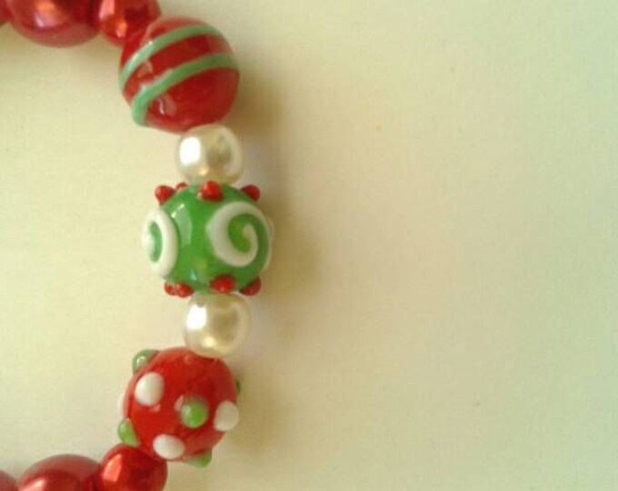 Red Beaded Bracelet, Statement Piece, Glass Bead Bracelet, Green and white, Gift For Her, Gift For Girls, Beaded Jewelry, Christmas Bracelet