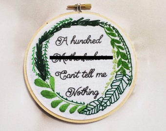 Nicki Minaj 'Beez In The Trap' Hand Embroidery Hoop Art Rap Lyrics Phrase Palm Wreath Wall Decor Hip Hop Home Decor Hand Stitched Wall Art