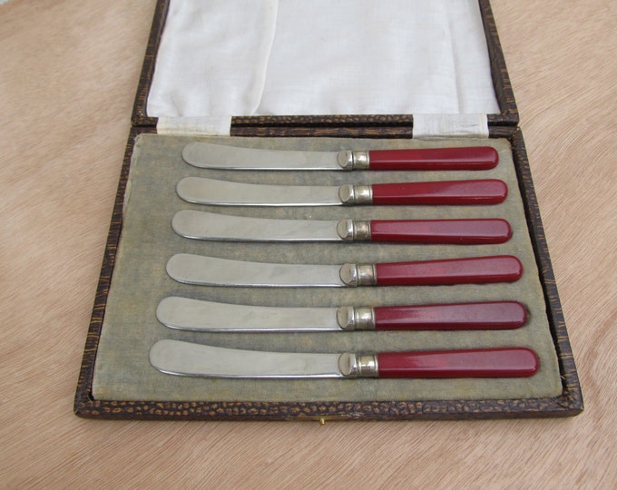 Vintage butter knives, cherry red lucite knife set, stainless steel butter spreaders, collectible boxed flatware, kitchenalia