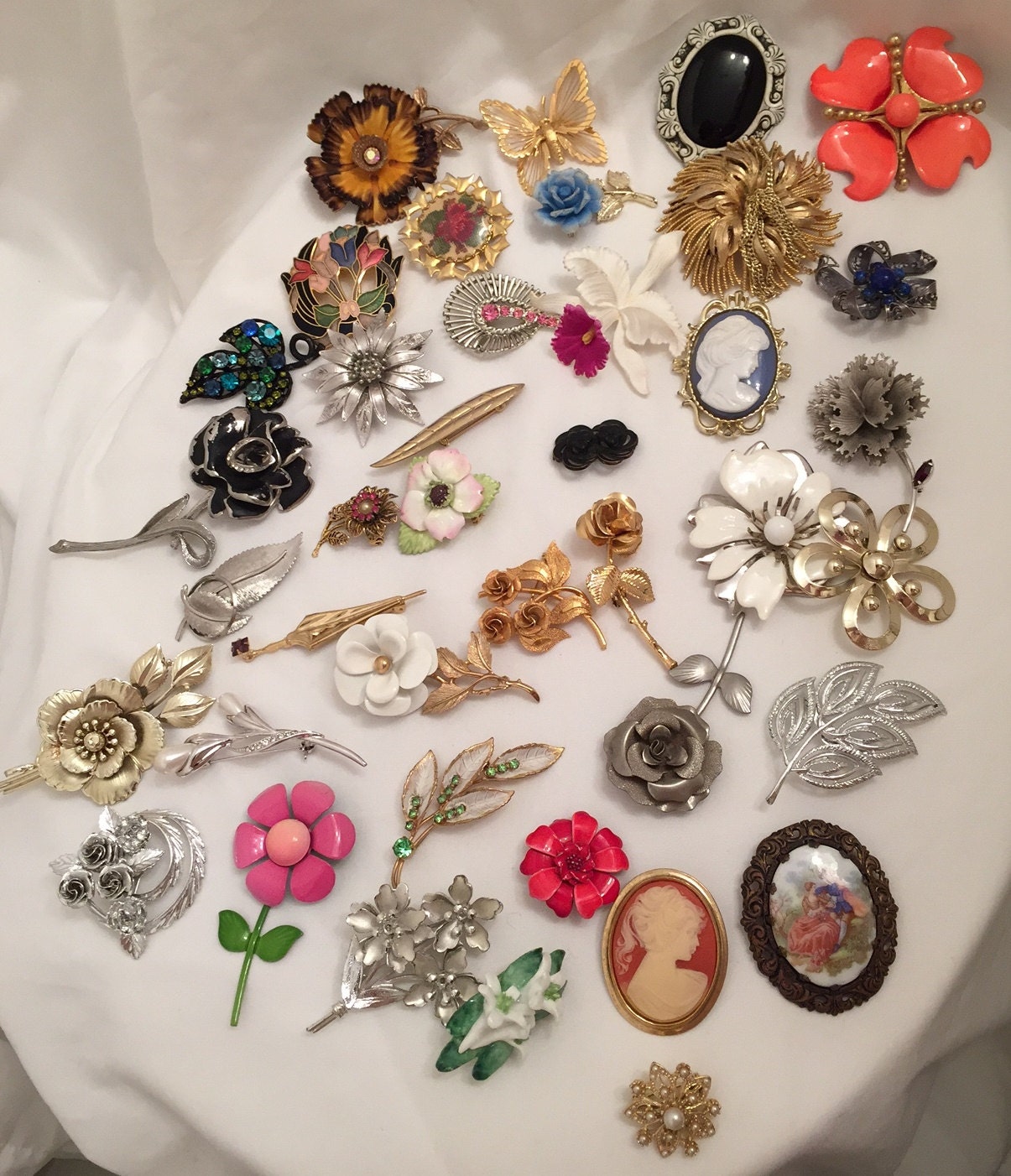 Lot of 40 Pieces Brooches & Pins Flower Rhinestone Enamel