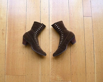 Edwardian boots . antique 1910s brown velvet shoes