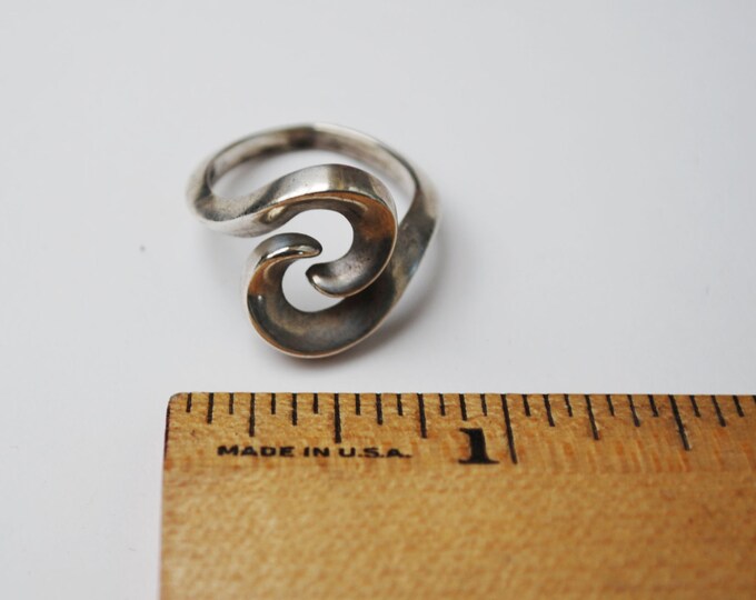 Sterling ring - Twisted Swirl Silver - Modern -size 6 - Modernistic