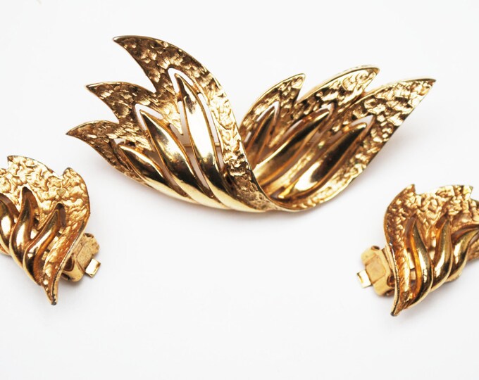 Kramer Brooch and earring set Mid century gold winged wave design pin