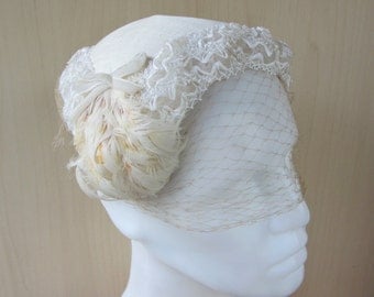 Vintage 1950s Cream White Lace & Feather Casque Hat Ladies Bridal Tie Off Veil Estate Find