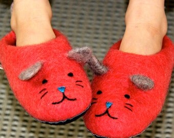 Handmade children's kitten slippers made from merino wool