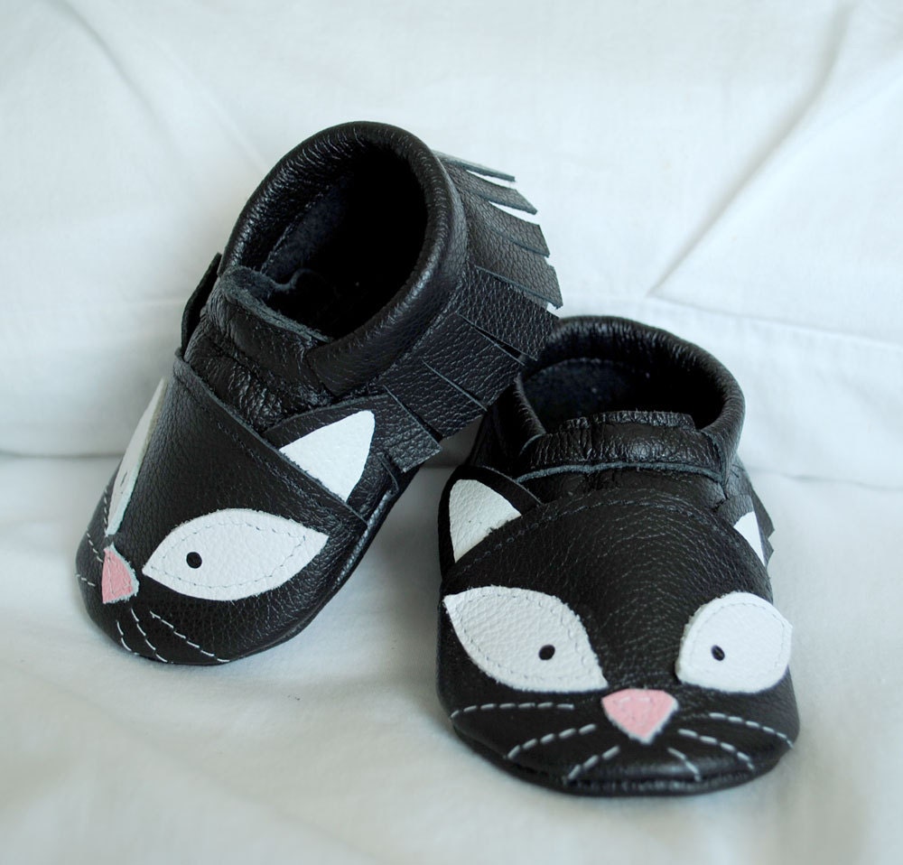 Black cat kitty moccasins with genuine leather baby moccasin