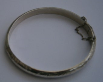 B818) A lovely vintage 925 sterling silver hinged hollow etched patterned clip on bracelet bangle with safety chain.