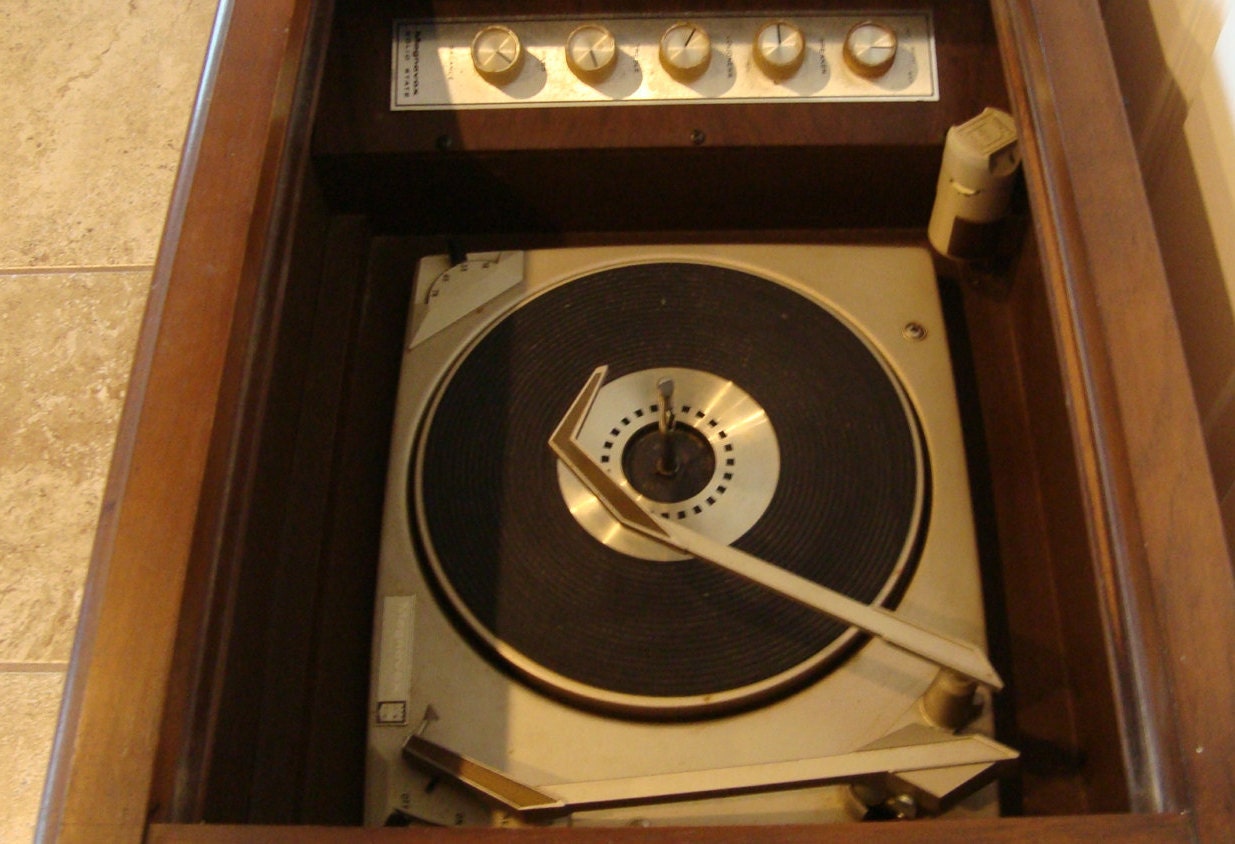 Very Rare Find...Vintage Magnavox 400 Series Turntable in