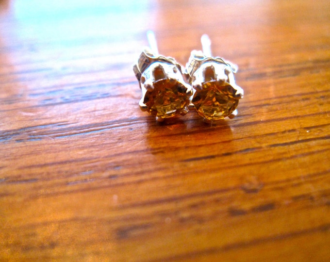 Citrine Studs, 4mm Round, Natural, Set in Sterling Silver E901