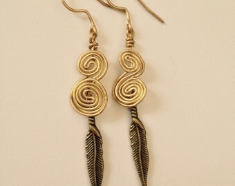 Handmade brass feather earrings | Boucle d'oreille plume en laiton fait main