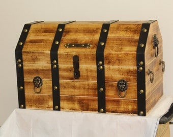 Pirate chest with Lockable latch