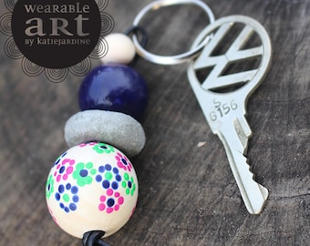 Flossie - keyring - Hand painted beads - floral - cement beads - navy and pink