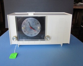 Vintage Tube Clock Radio - 1967 RCA Model RGD30Y