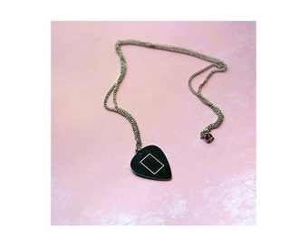 T H E 1 9 7 5 // The 1975 inspired guitar pick necklace (version: black era)