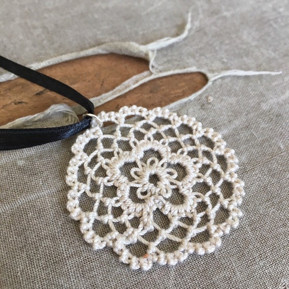 https://www.etsy.com/listing/295139661/fusion-lace-pendant-daisy-tatting-and?