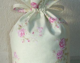 Pochon style shabby imprimé petites fleurs sur fond vert pastel