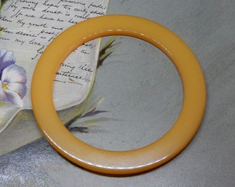 Vintage Yellow Butterscotch Bakelite Bangle Bracelet NAE24