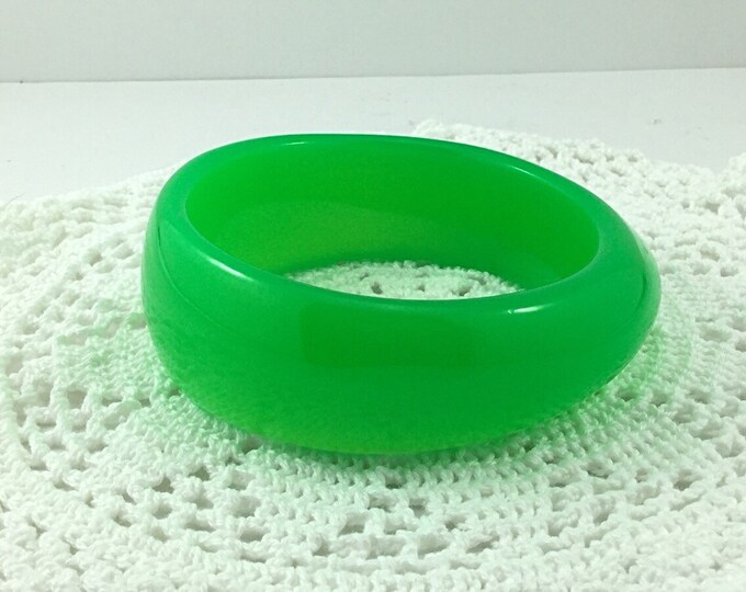 Bold Glowy Chrysoprase Green Plastic Bangle, Green Chunky Vintage Bracelet. Dark Green Plastic Bracelet. Jello Plastic Bracelet.