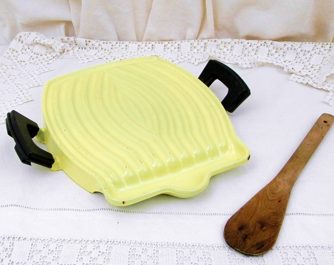 Vintage French Designer Bright Yellow Enameled Cast Iron Le Creuset Toastador Designed by Raymond Loewy in 1958, Retro Kitchen Grill Cooking