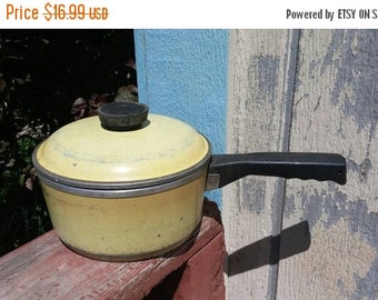 On Sale Shabby Chic Vintage Kitchen Pale Yellow Club Cooking Pot with Lid Cast Iron Sauce Pan