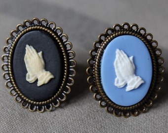 Petites bagues "Praying Hands" camées
