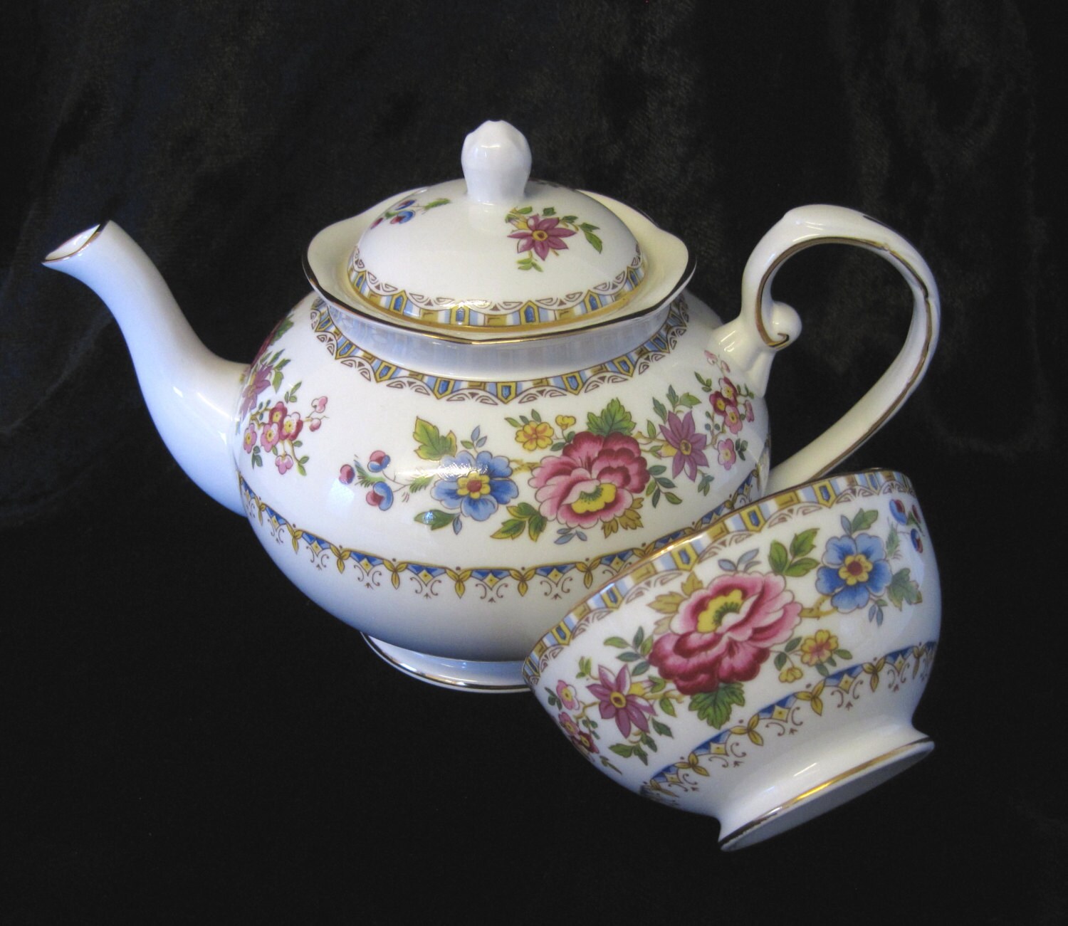 Vintage Royal Grafton Fine Bone China 3Cup Teapot and Sugar