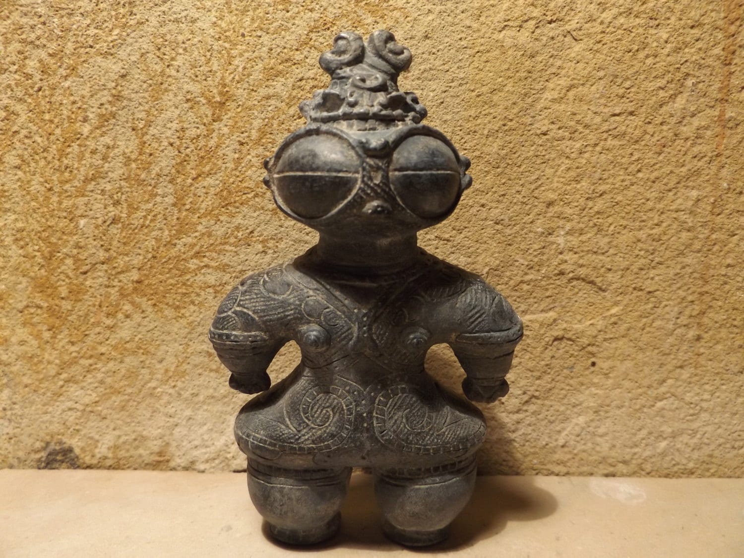 Votive statues from Sumerian c. 29002600 B.C.E., from the Square