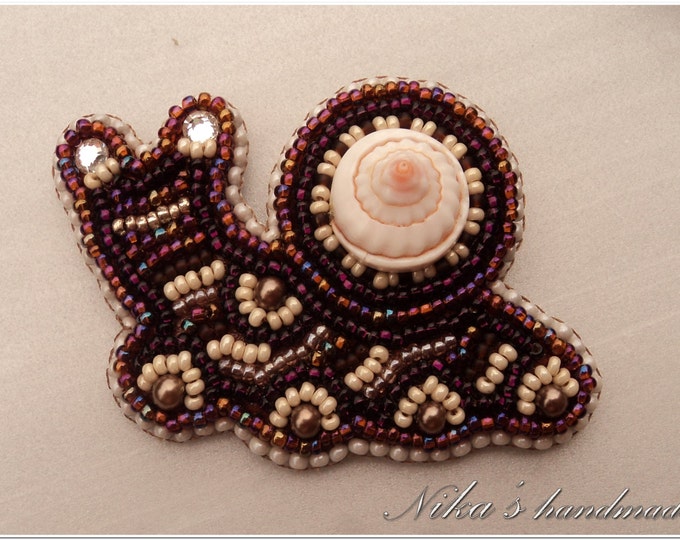 Snail shaped brooch made of Czech beads and natural shell, embroidered brooch, animal pin, embroidered brooch ready to ship