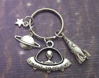 Space Keyring, Alien Keychain, Geek Gift, Space Geek, I Want To Believe, Spaceship, Sci-Fi Lover, UFO Keychain, Gift For Him, Nerd Gift