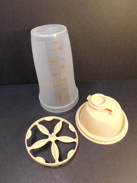 Vintage Tupperware Quick Shaker Pour Spot Mixer 2 Cup Gravy
