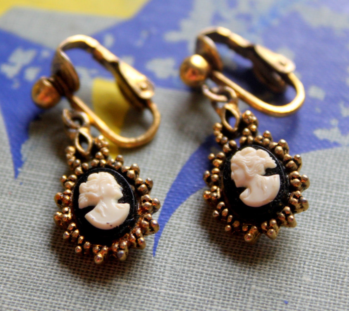 Vintage Earrings CAMEO Clip On Dangle Black White Gold Tone