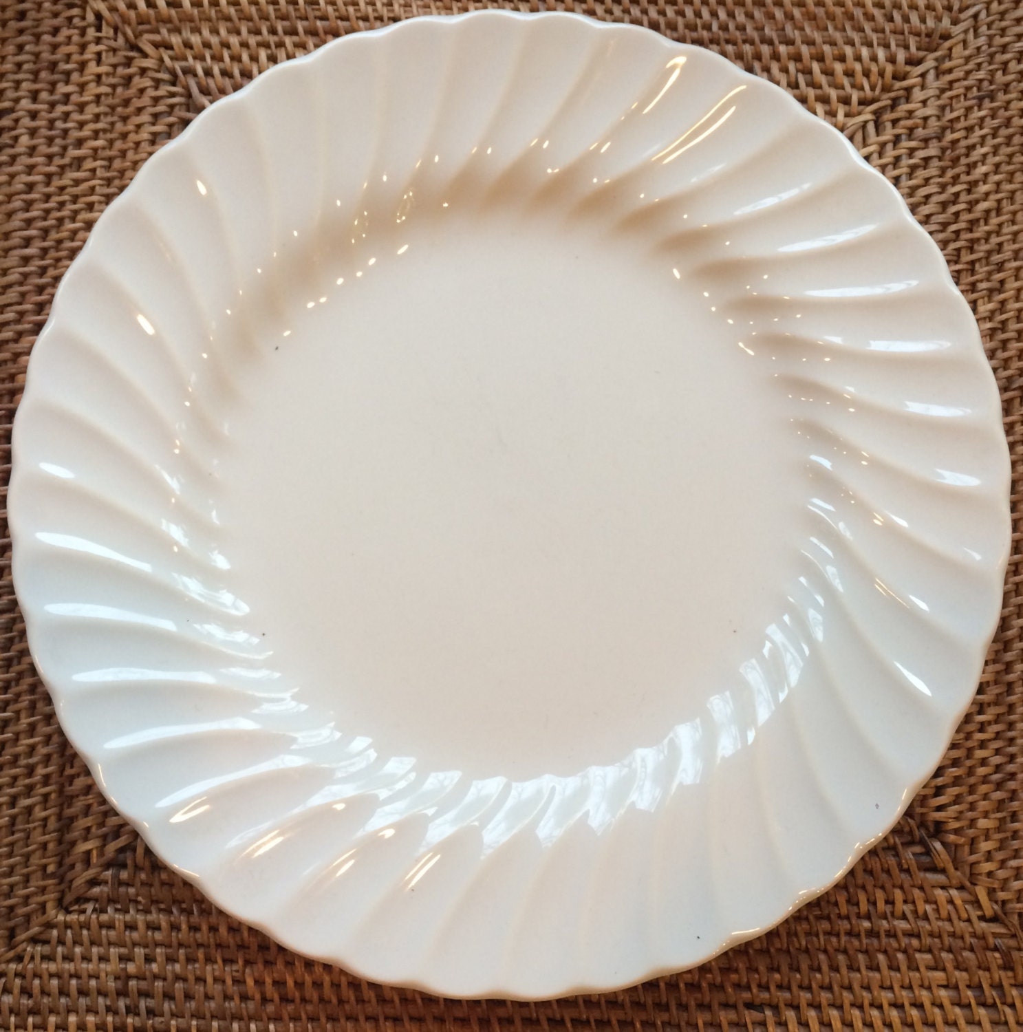 Sheffield Vintage Dinner Plates in Bone White with a Classic