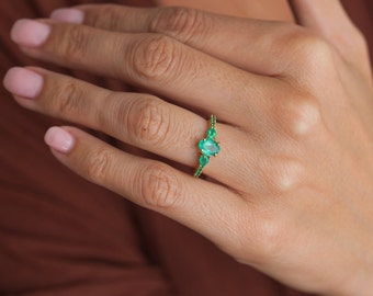 Emerald Ring, Gold Emerald Engagement Ring, Emerald Cluster Ring, Green Engagement Ring, Oval Emerald Ring, 18k yellow Gold Engagement Ring