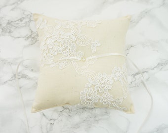 Wedding Ring Pillow / Ring Bearer Pillow / Wedding Ring Pillow with Alecon Lace / Rustic Ring Pillow / Ivory Linen Ring Bearer Pillow