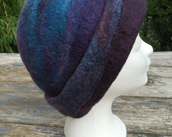 Felted hat in soft Merino Wool with silk in purple and blue tones (58)